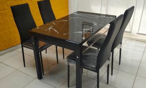 Meja Makan Kaca
